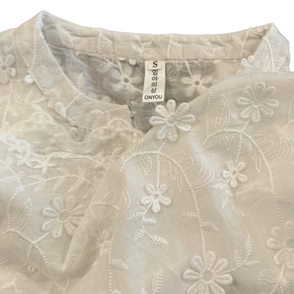 ON YOU   white eyelet peasant style  embroidered appliqués white  top Sz S - Picture 4 of 9